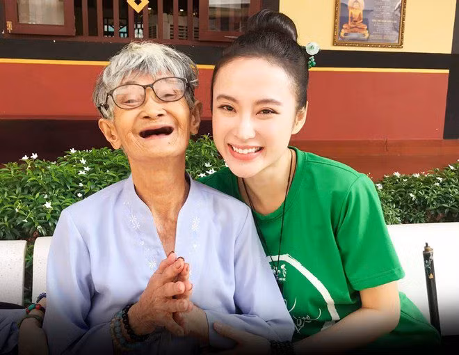 Mỗi khi xuất hiện, Angela Phương Trinh luôn giữ nụ cười rạng rỡ trên môi.