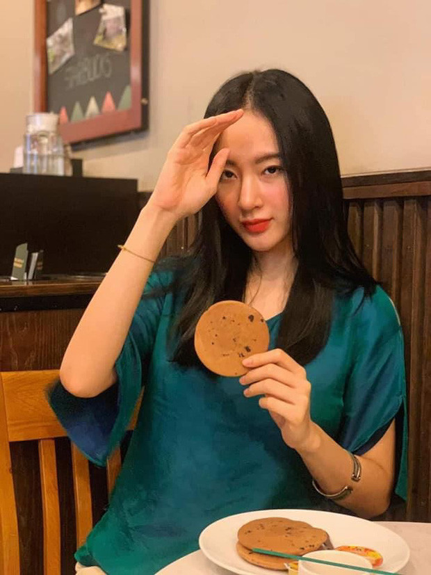 Không cần make-up cầu kỳ, Angela Phương Trinh vẫn khiến khán giả mê đắm bởi vẻ ngoài nhẹ nhàng, rạng rỡ.