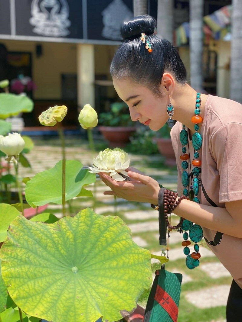 Người đẹp ăn chay trường và thường xuyên tham gia các hoạt động thiện nguyện.