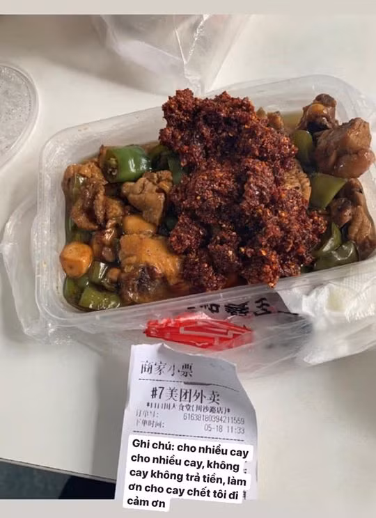 Anh shipper nào nhận phần hàng này chắc cũng phải dở khóc dở cười (Ảnh Weibo)