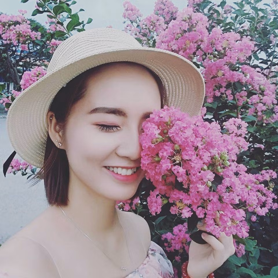 Nữ tính, dịu dàng lại rất xinh đẹp Thu Trang được nhiều cư dân mạng đặt cho cái tên nữ điều dưỡng xinh đẹp nhất Việt Nam.