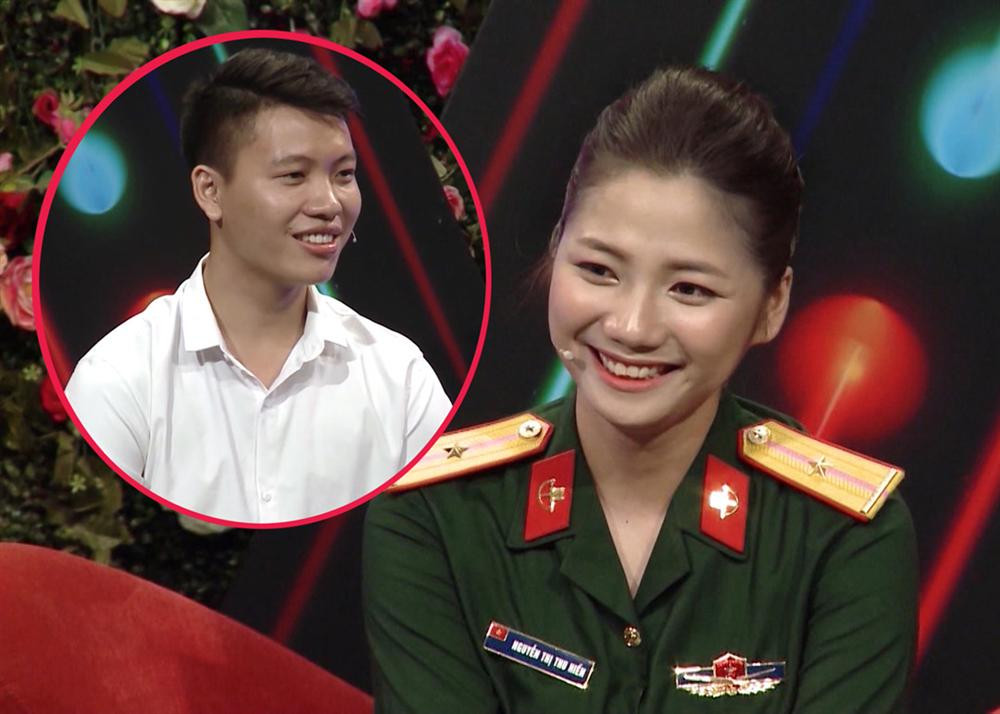 Khoảnh khắc cười tươi của thiếu úy càng làm rực sáng thêm không khí của khán phòng.