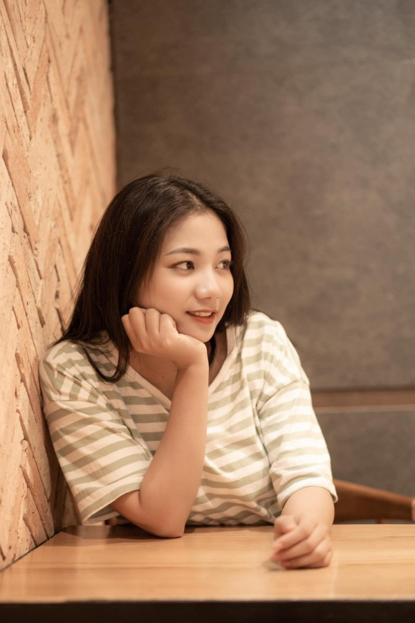 Với gương mặt ngọt ngào, xinh xắn và có phần bầu bĩnh, Thu Hiền rất dễ chiếm được sự yêu mến từ người đối diện ngay từ ánh nhìn đầu tiên.