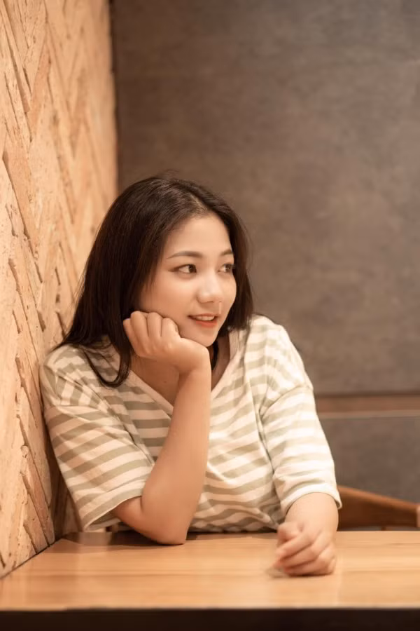 Với gương mặt ngọt ngào, xinh xắn và có phần bầu bĩnh, Thu Hiền rất dễ chiếm được sự yêu mến từ người đối diện ngay từ ánh nhìn đầu tiên.