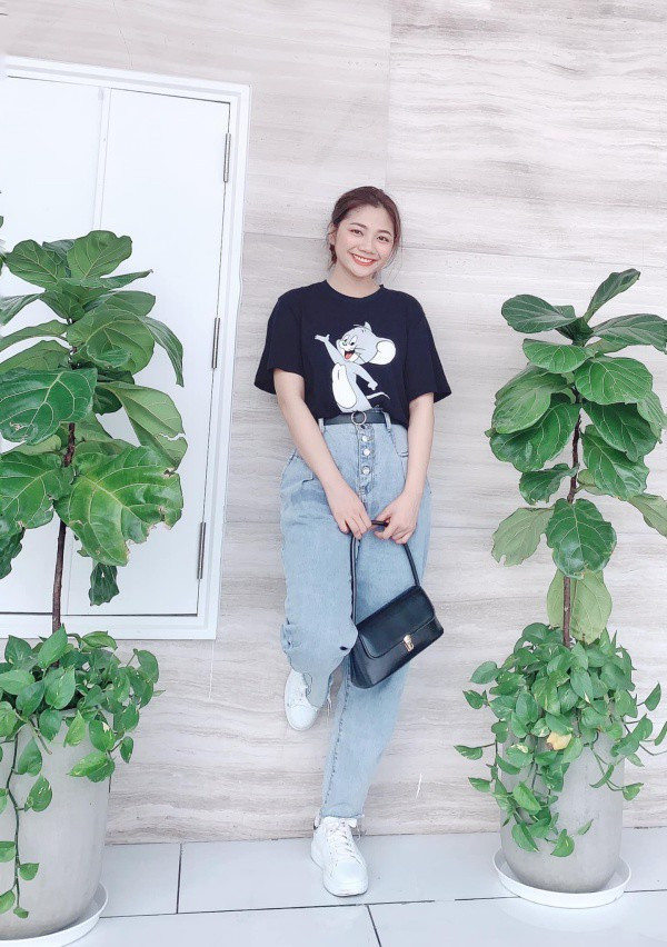 Hot girl "thiếu uý" cũng đặc biệt yêu thích thể thao và từng đoạt được nhiều giải thưởng cao trong các cuộc thi văn hóa, văn nghệ phong trào của trường, lớp và đơn vị.