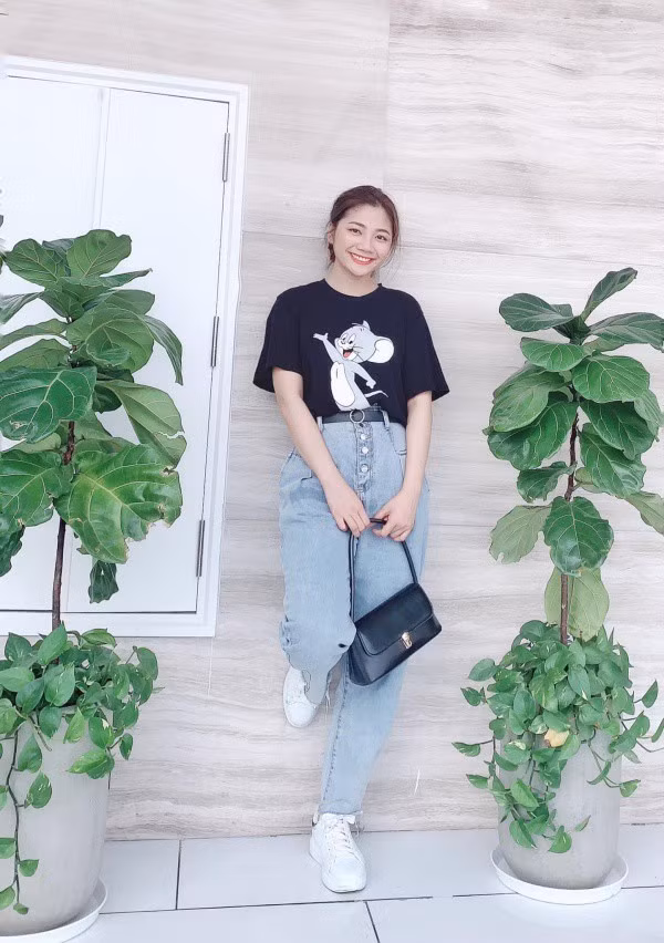 Hot girl "thiếu uý" cũng đặc biệt yêu thích thể thao và từng đoạt được nhiều giải thưởng cao trong các cuộc thi văn hóa, văn nghệ phong trào của trường, lớp và đơn vị.