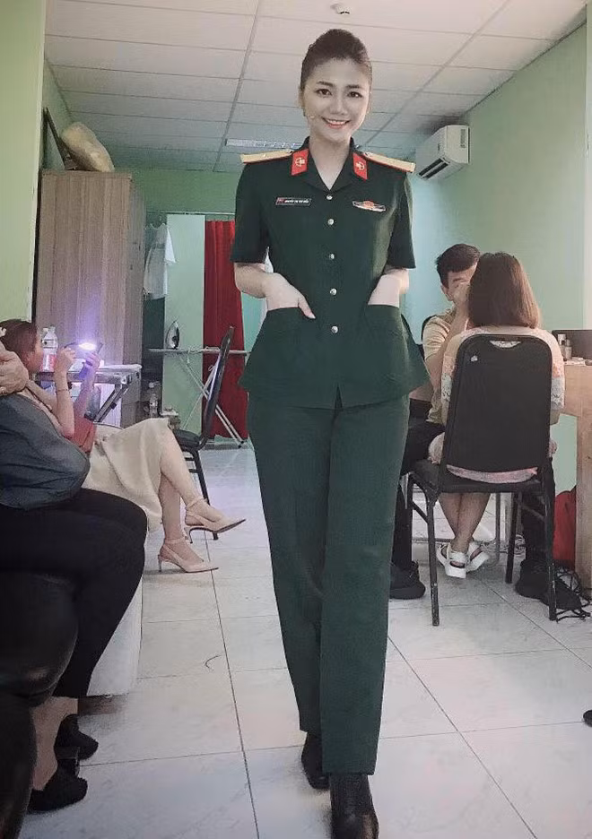 Tuy nhiên, điểm yếu của cô nàng là hay nhút nhát trước đám đông. Ngay cả khi ngồi trên sân khấu của chương trình BMHH, Hiền tỏ rõ sự bối rối nên MC Nam Thư phải nắm tay động viên.