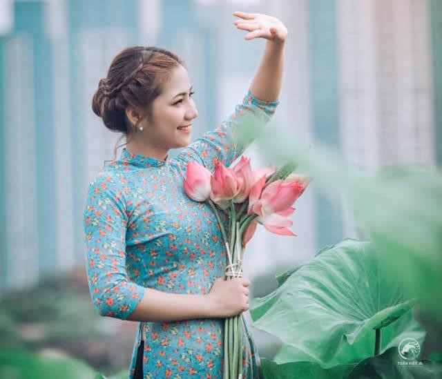 Tuy nhiên nữ thiếu uý lại vô cùng dịu dàng, nhẹ nhàng đúng chuẩn con gái Việt.