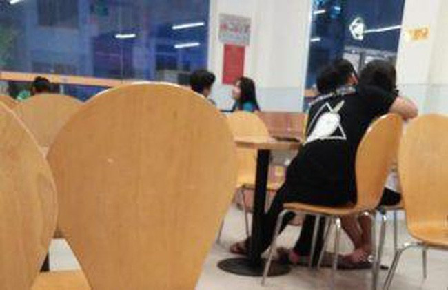 Câu chuyện người trẻ vô tư thể hiện tình cảm nơi công cộng vốn chẳng phải là đề tài gì mới và mỗi lần xuất hiện thì đây chính là nguồn cảm hứng bất tận để dân mạng bình luận. Mời quý độc giả đón xem thêm video Sắp áp dụng quy tắc ứng xử nơi công cộng - Nguồn: KÊNH VTC1