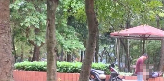 Điển hỉnh là cảnh tượng một cặp nam nữ hồn nhiên "mây mưa"giữa công viên Định Công, Hà Nội vào tháng 7 vừa qua khiến nhiều người bức xúc.