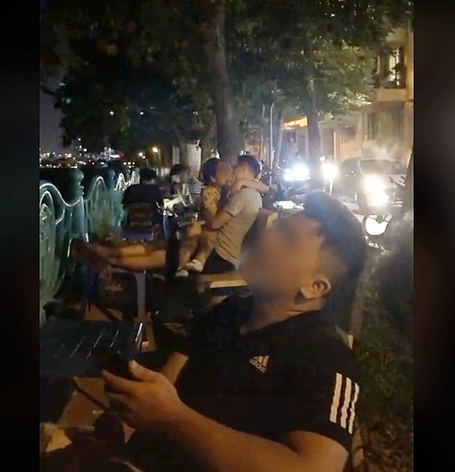 Thậm chí, cô gái còn ngồi hẳn lên đùi bạn trai rồi giữ chặt cằm hôn “ngấu nghiến”.