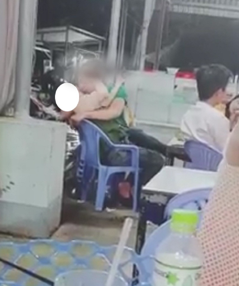 Như hình ảnh này được cắt ra từ đoạn video một cặp đôi ôm, hôn nhau "ngấu nghiến" trong quán ăn.