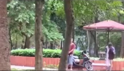 Theo những người dân ở gần và người đi đường chứng kiến cho biết, hai người "hành sự" ở bên trong khu vực chòi có mái che. Nhưng vì nhiều người qua lại nên cặp đôi giả vờ đứng dậy, đi ra ngoài.