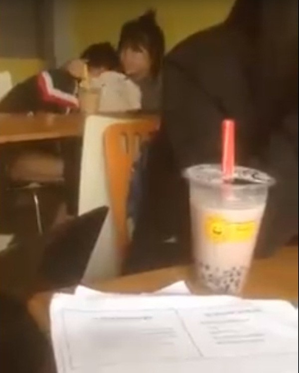 Tại một quán trà sữa ghi lại hình ảnh cảnh đôi trai gái trẻ tuổi vô tư “khóa môi” và có những hành động nhạy cảm ngay giữa thanh niên bạch nhật bị dân mạng chia sẻ rầm rộ.