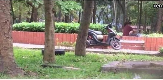 Trước đó có rất nhiều cặp đôi diễn cảnh nóng chốn đông người một cách quá đà làm những người xung quanh chỉ biết ngoảnh mặt đi.