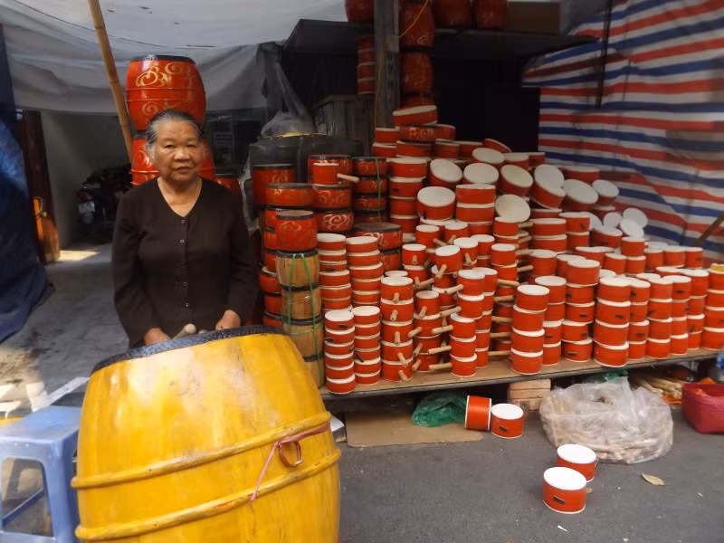 Trống ếch là một trong những món đồ chơi phát ra tiếng kêu "cắc, tùng" đặc trưng trong dịp Trung thu.