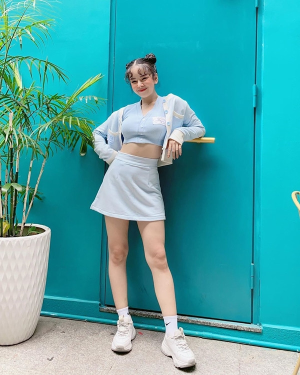 Sở hữu vòng eo con kiến nên hot girl này diện crop top với tần suất dày đặc để khoe được lợi thế vóc dáng.