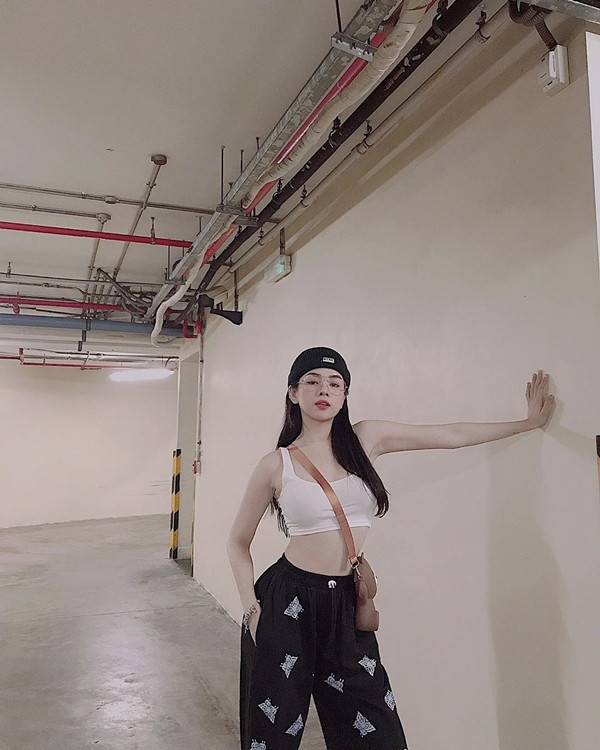 Không chỉ có tài chơi nhạc mà Mie còn sở hữu vẻ ngoài vừa đáng yêu vừa nóng bỏng đúng chuẩn "búp bê DJ" cùng style sành điệu.