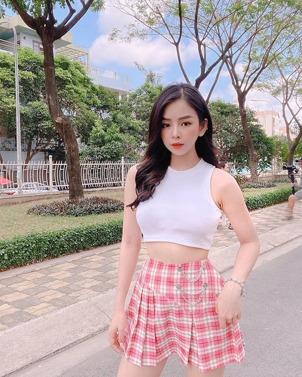 Dạo một lượt quanh trang cá nhân của Mie có thể dễ dàng nhận thấy item chiếm đa số trong tủ đồ của cô nàng là crop top.