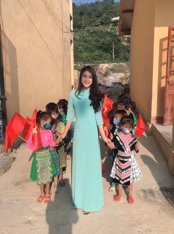 Vuot kho co giao xinh dep quyet tam “cong chu” len vung cao