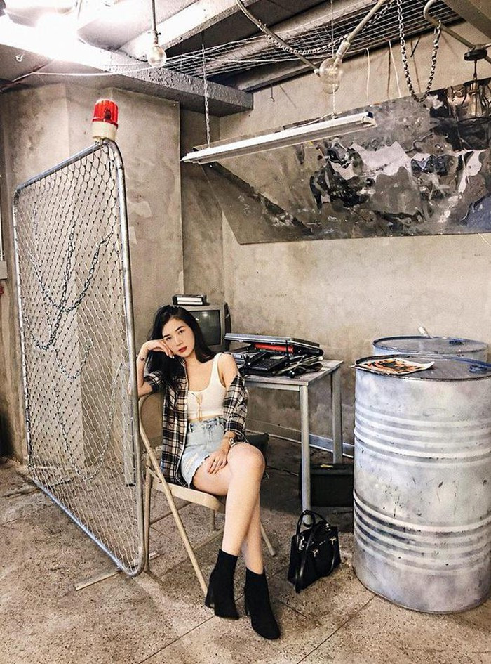 Chù tên thật Vân Anh trước đó từng được biết đến khi là diễn viên chính trong "Try" của Fu Production - web-series đầu tiên về học đường tại Việt Nam.