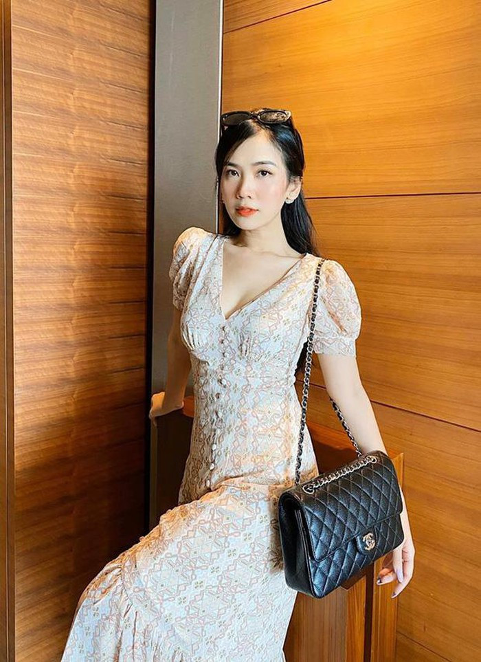 Mới đây, hot girl này đã chia sẻ với fan hình ảnh của cô thời điểm tăng 10 kg, cô nàng cũng đã có quá trình giảm cân ngoạn mục để có vóc dáng như hiện tại.