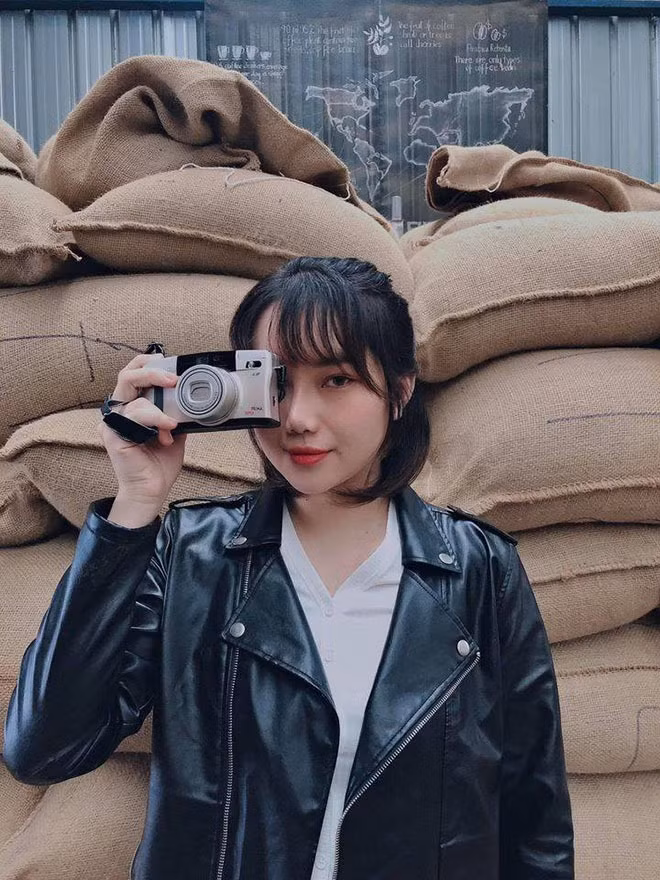 Chia sẻ về quá trình giảm cân, Kim Long cho biết: "Ban đầu mình giảm cân sai cách khi lao đầu vào nhịn ăn, làm việc và học tập lao lực đến nỗi ốm và xỉu luôm. Sau đó mình ăn uống lại bình thường nhưng vẫn ốm nhách, không có mông có ngực gì hết. Một năm sau, mình mới tìm hiểu về gym và có tập cùng huấn luyện viên để có được vóc dáng như bây giờ".