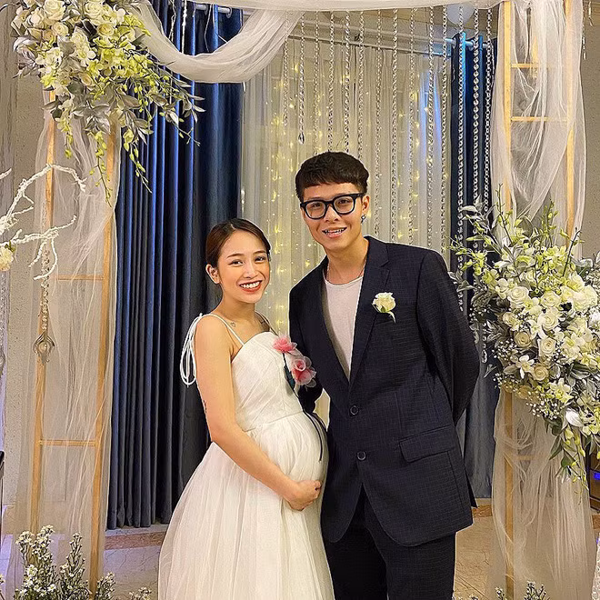 Kết quả là 9/9/2019, cả hai đã dắt tay nhau vào lễ đường. Và 7 tháng sau đó, cặp đôi trẻ chính thức lên chức ông bố bà mẹ trẻ sau khi quý tử đầu lòng ra đời.