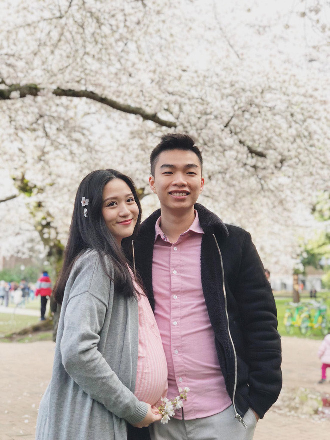 Lấy chồng và sinh con ở độ tuổi khá trẻ tuy khiến dân tình bất ngờ, nhưng bản thân cô nàng lại không hề thấy hoang mang, ngược lại còn rất hạnh phúc.