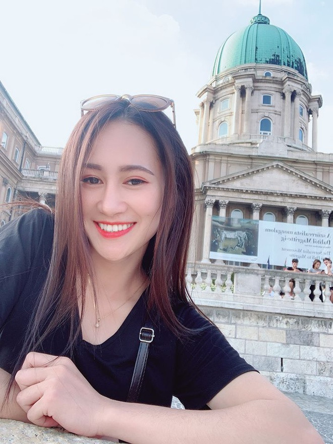 Minh Hằng đến với môn thể thao đấu kiếm khi còn học phổ thông. Cô nàng được các thầy đánh giá nhanh nhẹn, tháo vát.