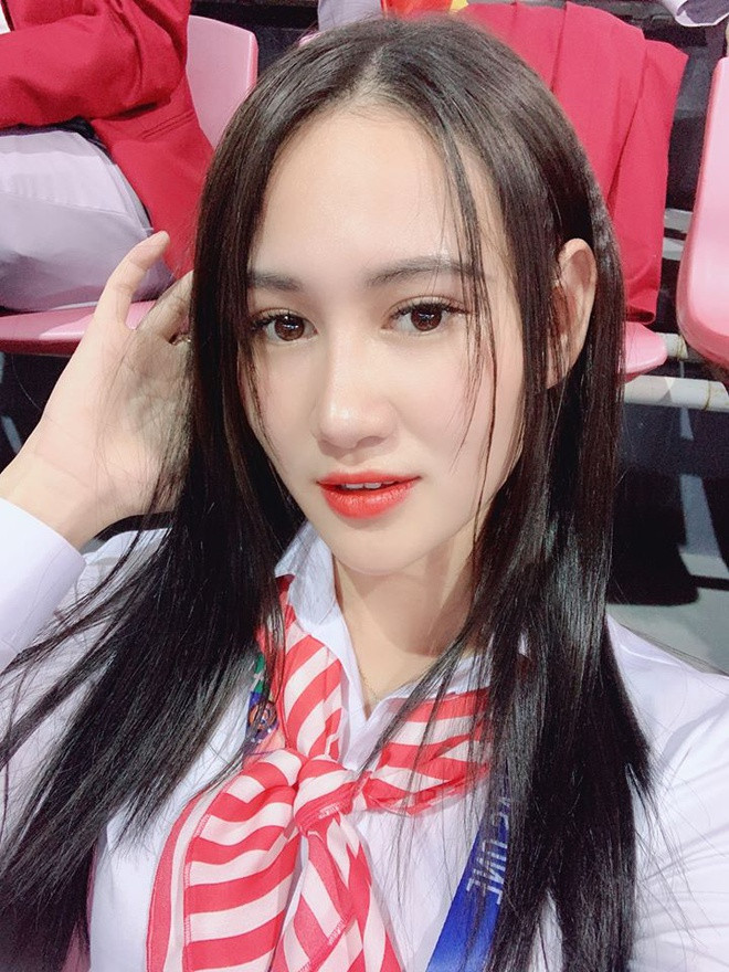 Không chỉ xinh đẹp, nữ VĐV đấu kiếm còn rất vui tính, hài hước, luôn mang tiếng cười để xua tan nỗi mệt nhọc, vất vả trong quá trình tập luyện.