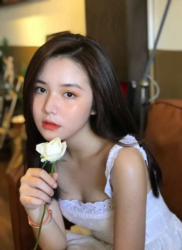 Dù khá bận rộn với công người mẫu ảnh nhưng kết quả học tập của em vẫn luôn đạt loại khá, giỏi.