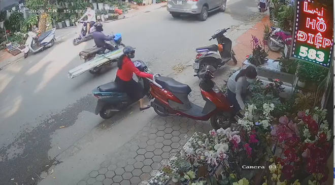 Mới đây, trên MXH đăng tải đoạn clip ghi lại một vụ trộm đồ rất tinh vi và nhanh chóng được camera ghi lại, được biết sự việc diễn ra trên đường Hoàng Hoa Thám (Hà Nội) vào khoảng 15h43' chiều (30/8).