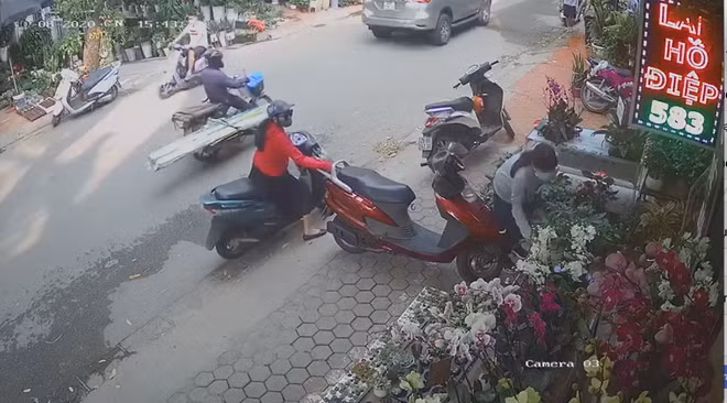 Mới đây, trên MXH đăng tải đoạn clip ghi lại một vụ trộm đồ rất tinh vi và nhanh chóng được camera ghi lại, được biết sự việc diễn ra trên đường Hoàng Hoa Thám (Hà Nội) vào khoảng 15h43' chiều (30/8).