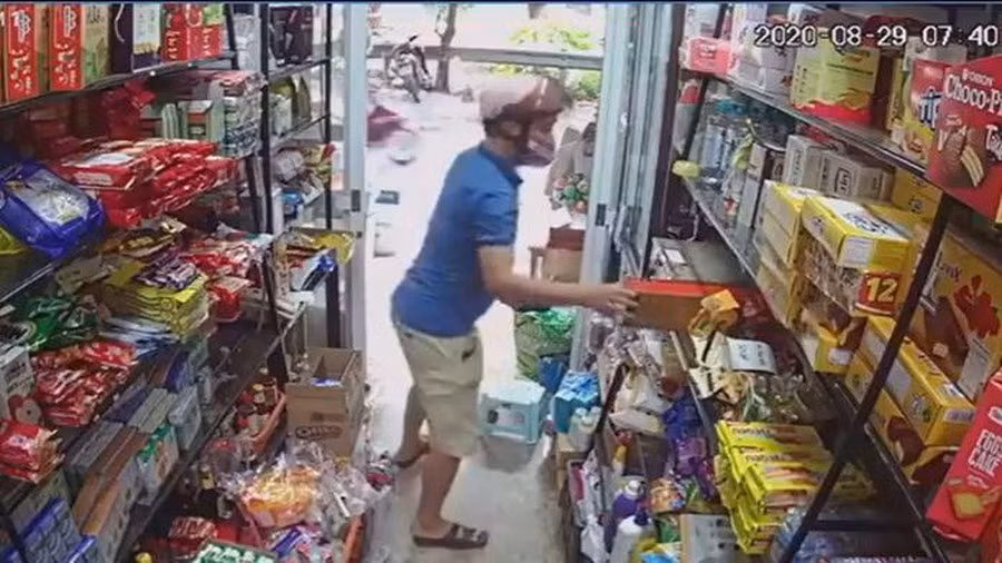 Không kém cạnh gì vụ việc trên, gần đây tại một cửa hàng tạp hóa ở khu vực Giải Phóng (Hà Nội) đã xảy ra vụ trộm nhanh như chớp khiến nhiều người vô cùng bức xúc.