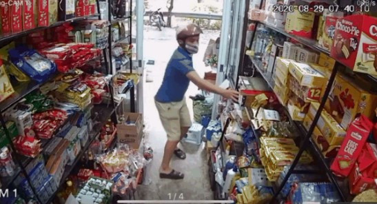 Lợi dụng lúc chủ cửa hàng đang loay hoay lấy đồ cho khách, người đàn ông liền chạy thẳng vào bên trong, lấy trộm thùng đựng thẻ điện thoại rồi nhanh chóng tẩu thoát.