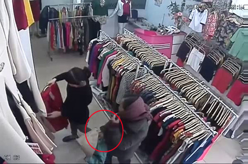 Không riêng gì trường hợp này, trên MXH đã xuất hiện khá nhiều vụ trộm tinh vi tương tự được camera ghi lại và cảnh báo đến mọi người.