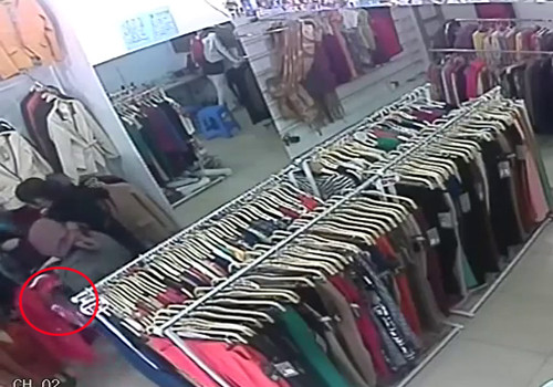 Do diễn xuất rất tự nhiên nên cô nhân viên kia vẫn không hề hay biết shop quần áo của mình đã bị mất đồ.