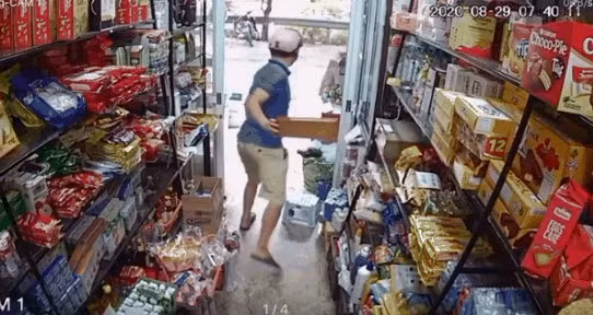 Camera ghi lại được cho thấy một người đàn ông mặc áo xanh vào cửa hàng tạp hóa hỏi mua thẻ điện thoại. Sau đó, đối tượng này hỏi mua thêm thùng bia để đánh lạc hướng chủ cửa hàng.