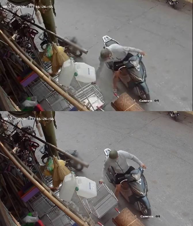 Theo như hình ảnh được camera ghi lại, nam thanh niên này dừng xe trước cửa hàng bán đồ vật dụng, nhưng anh không xuống xe mà nhìn trước ngó sau, quan sát kĩ lưỡng.