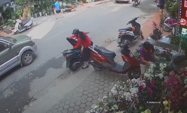 Tuy nhiên, sau một lúc kiên nhẫn chờ đợi thì chị áo đỏ đã nhanh chóng thực hiện hành vi trộm đồ rồi phóng xe đi. Vụ trộm đã diễn ra trót lọt trong chưa đầy một phút mà không một ai phát hiện ra.