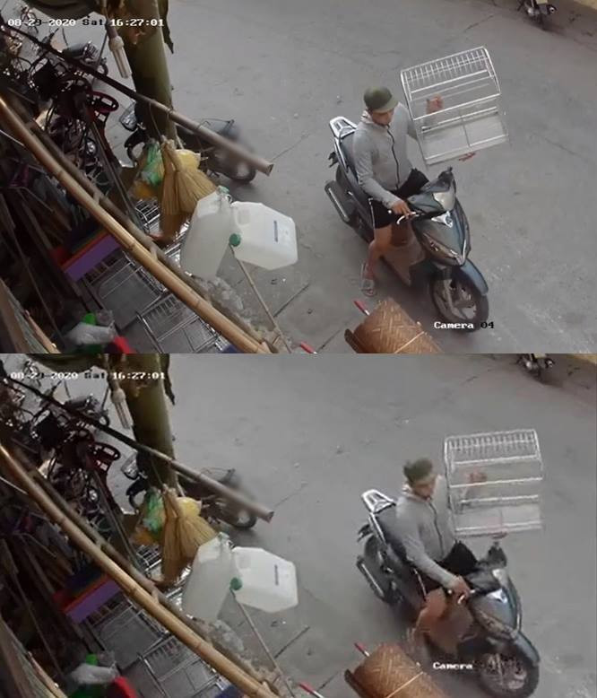 Khi chắc chắn không có ai, nam thanh niên nhanh chóng nhấc bổng chiếc lồng chó được đặt ngay ngoài mép đường rồi phóng xe bỏ đi. Mời quý độc giả đón xem thêm video: Truy bắt 9X trộm xe máy tinh vi - Nguồn: KÊNH VTC1