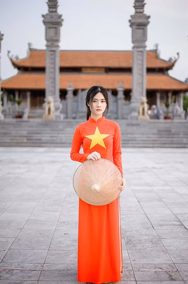 Nguyễn Linh Anh (sinh năm 2003, quê Bắc Giang) từng được biết đến với hình ảnh nữ sinh “đượm nét thơ ngây” trong bộ đồng phục giản dị.