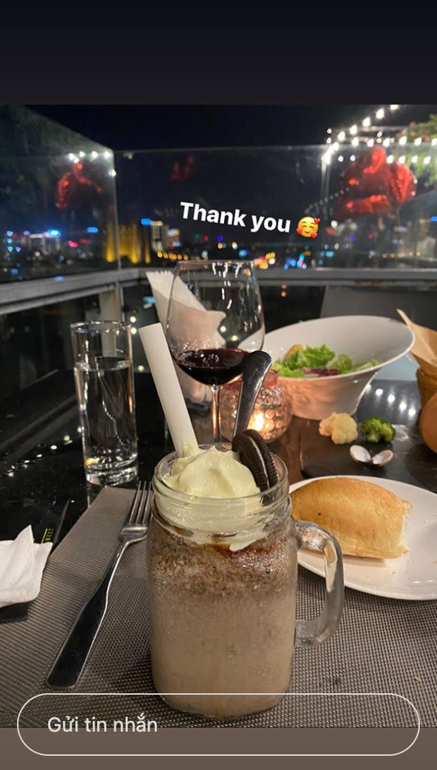 Tuy nhiên điều khiến dân tình chú ý hơn cả là dòng chữ “Chúc mừng sinh nhật vợ yêu” trên chiếc bánh.