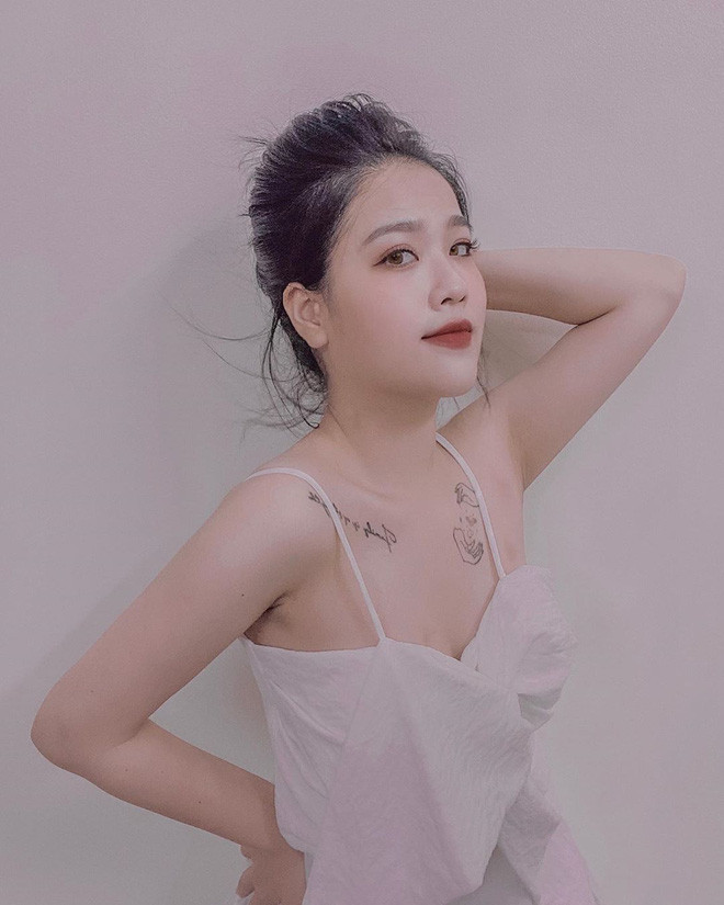 Cũng bắt đầu từ dòng chữ với cách gọi thân thương "vợ yêu", cư dân mạng đã tinh ý phát hiện ra việc Quang Hải cũng gọi cô chủ tiệm nail Huyền My là vợ, chứ không riêng gì Huỳnh Anh.