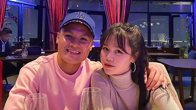 Trong khi dân mạng đang bàn tán xôn xao về drama cặp đôi này đã unfollow nhau rồi xoá cả ảnh thân thiết rộ lên tin đồn chia tay, thì Quang Hải nhanh tay "đăng lại từ đầu" ảnh thân thiết như chưa có chuyện gì xảy ra.