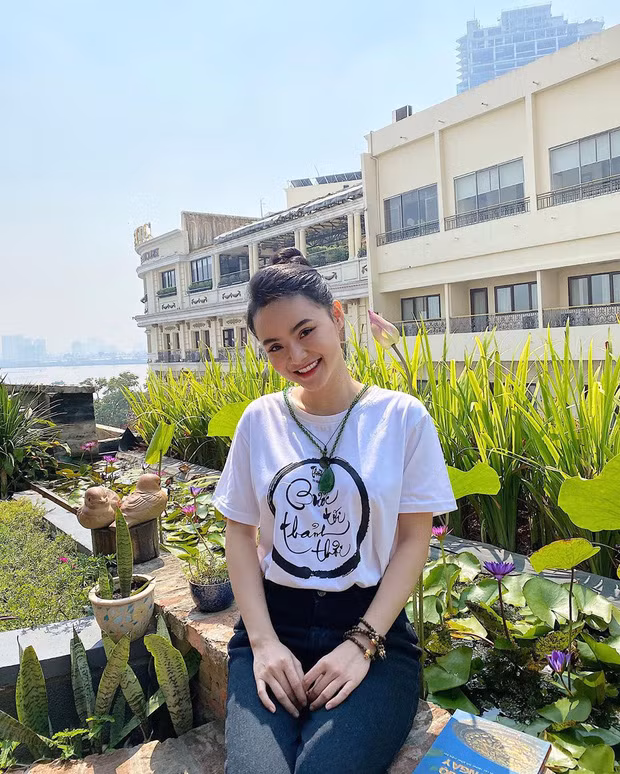 Trưởng thành sớm, phong cách ăn mặc của Phương Trang từng gây ra nhiều ý kiến tranh cãi trên mạng xã hội.