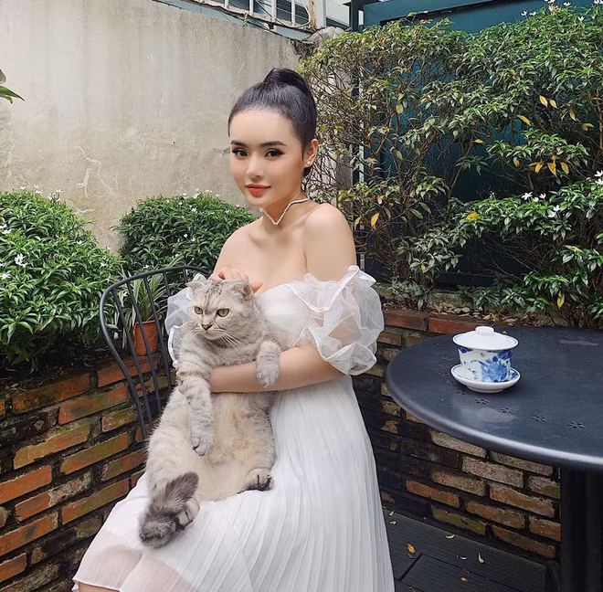 Cô nàng tiết lộ phải tập luyện thể thao đều đặn, cùng với đó là chế độ ăn uống phù hợp để giữ gìn vóc dáng.