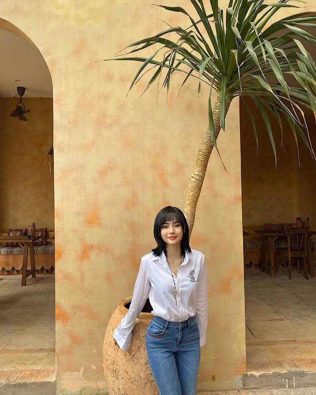 Nhiều người nhận xét trông em gái Angela Phương Trinh đằm thắm và mặn mà ở tuổi 24.