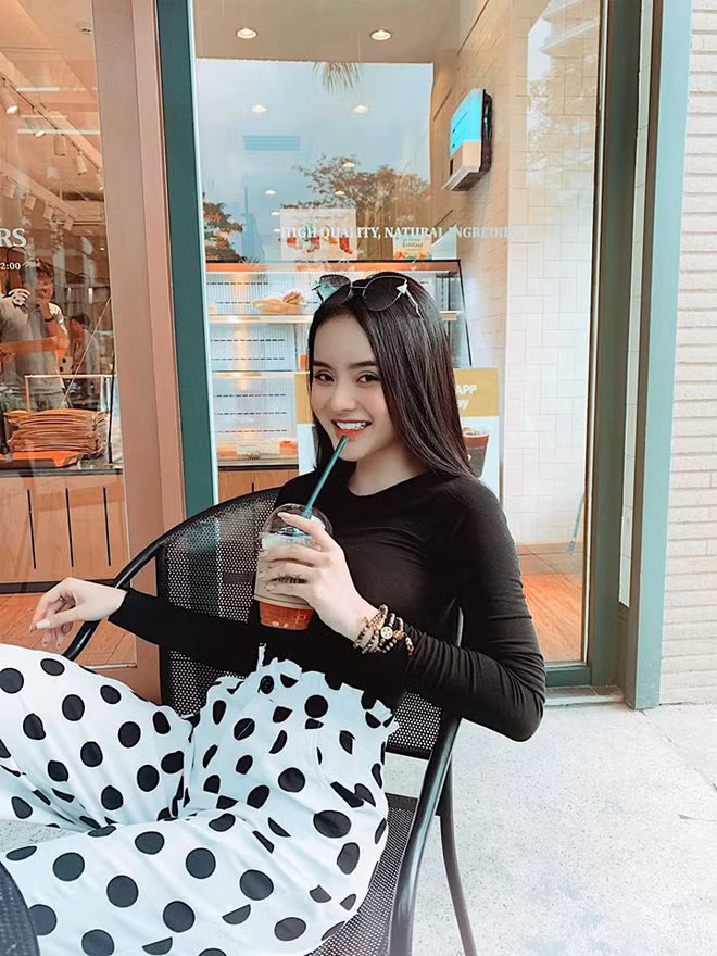 Công việc kinh doanh thuận lợi giúp Phương Trang tự chủ về kinh tế. Hot girl sinh năm 1996 có cuộc sống sang chảnh, thường xuyên check-in ở những nhà hàng hạng sang.